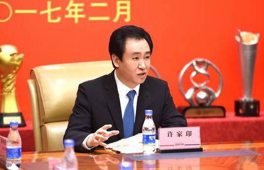 刑警庄树在追查出租车杀人案时，意外发现昔日恋人李斐也牵扯其中。