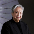 《过家家》导演: 李太言主演: 成龙、彭昱畅、张佳宁、潘斌龙、李萍上映日期：1月1日（将于12月31日点映）当时电影拍摄期间，成龙的老年造型让很多人感慨，“成龙老了”。